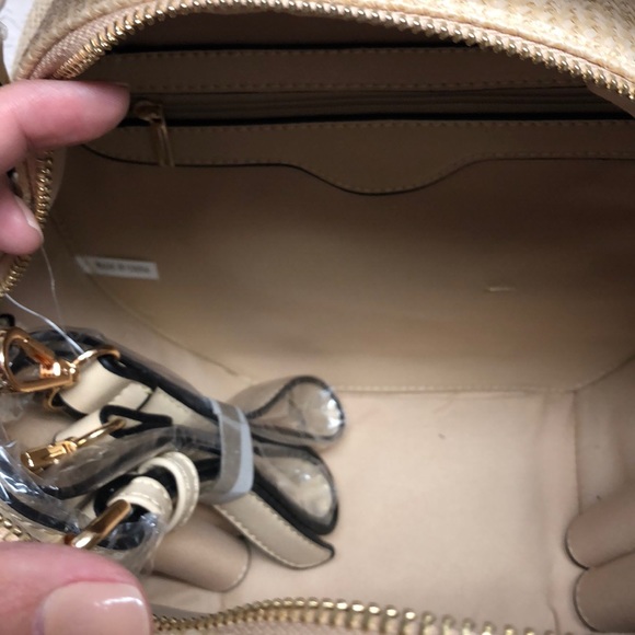 Trendy handbag. - Picture 2 of 5